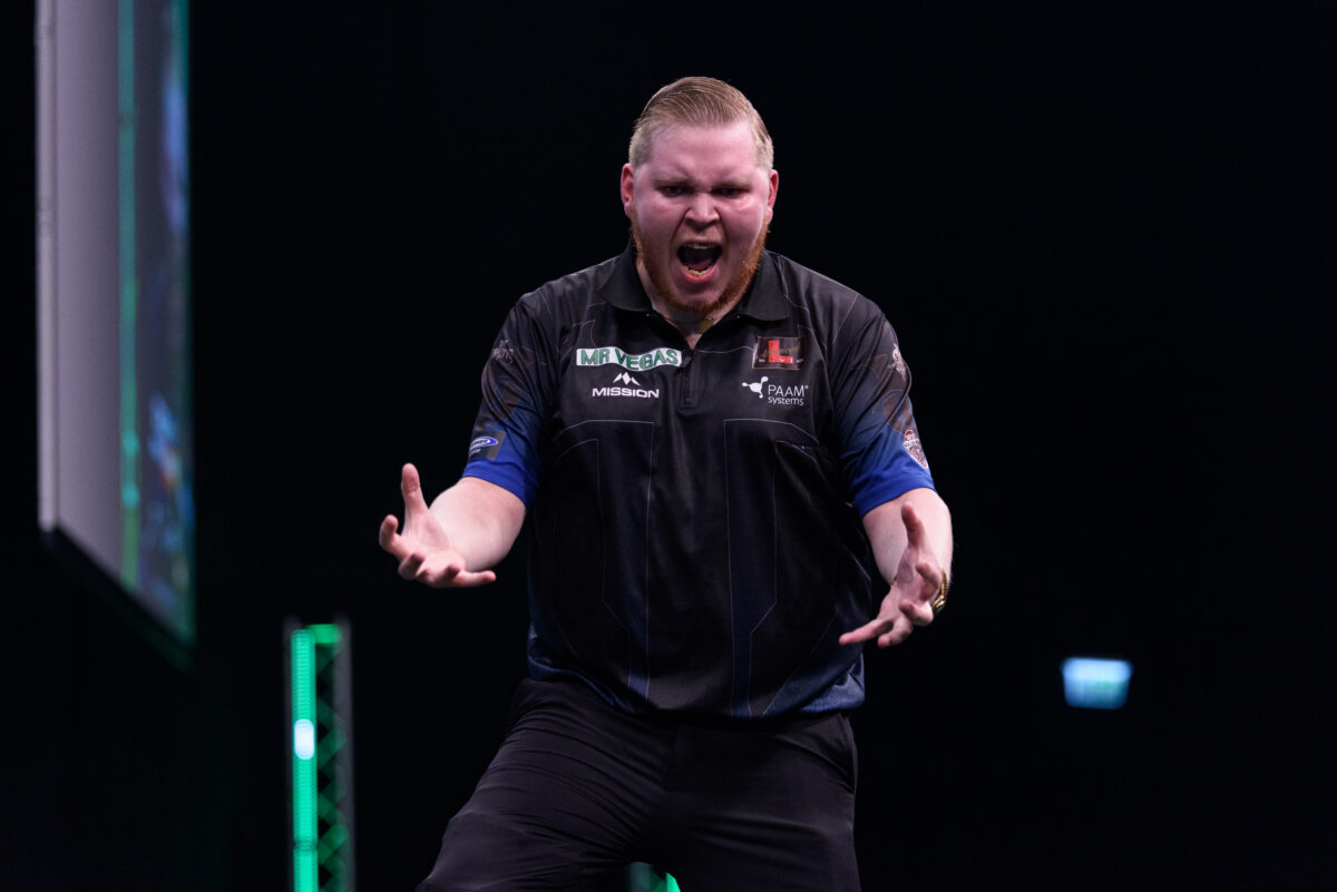 Viktor Tingstr&ouml;m st&uuml;rzt den Titelverteidiger Stephen Bunting