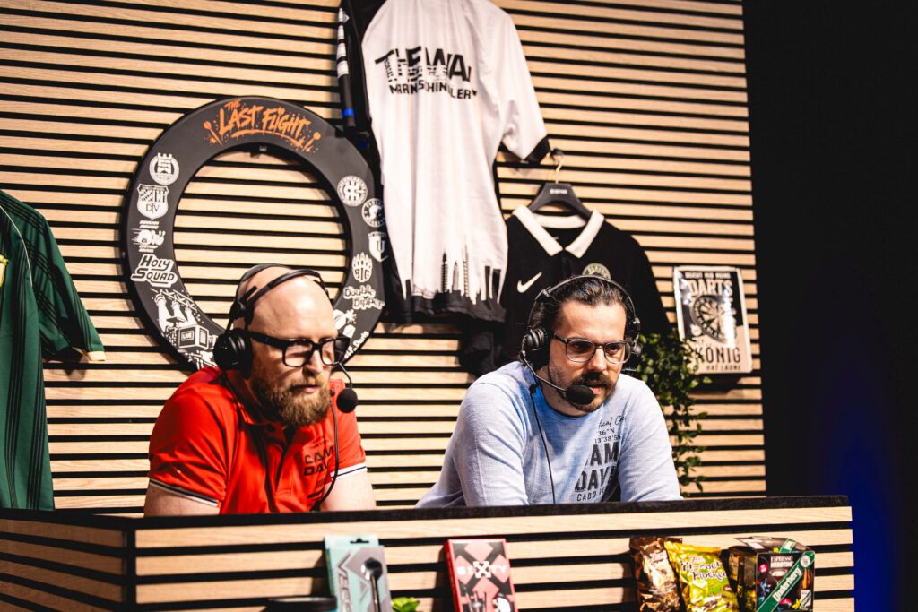 Adrian Geiler und Fabian "Roughy" Dippold im Kommentar