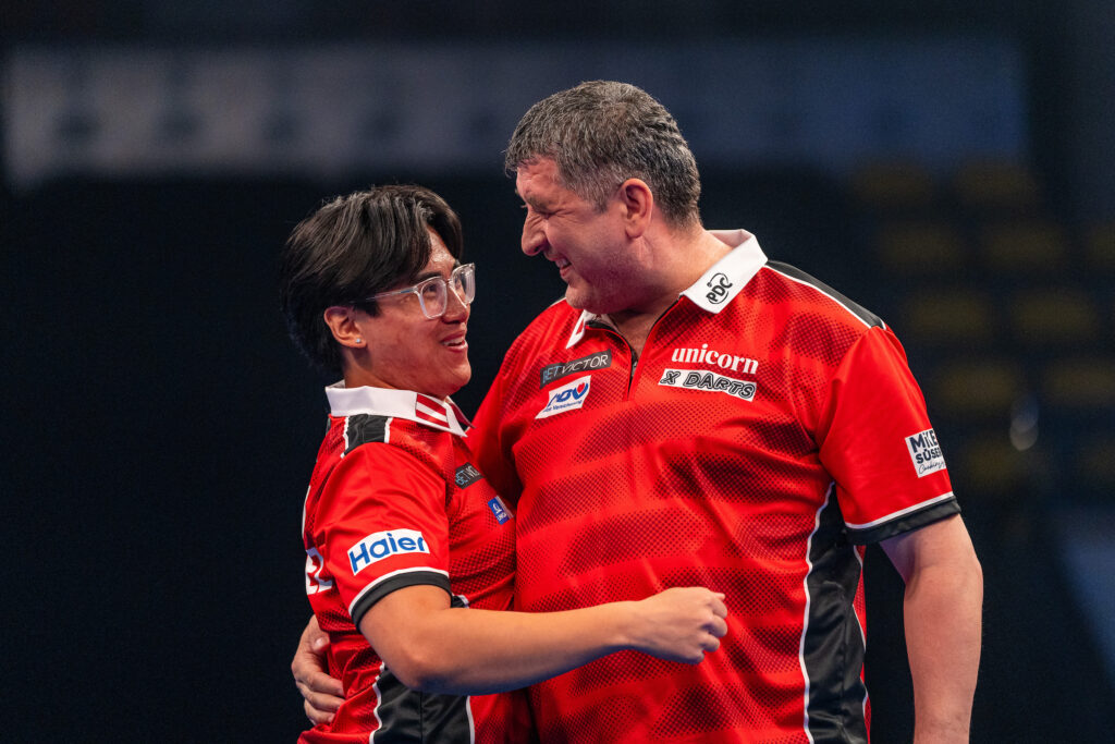 Mensur Suljovic (hier mit Rusty-Jake Rodriguez) k&ouml;nnte ab 2027 &Ouml;sterreichs einziger Tourcard-Holder sein. Weitere World-Cup-Teilnahme w&auml;ren in Aussicht.
