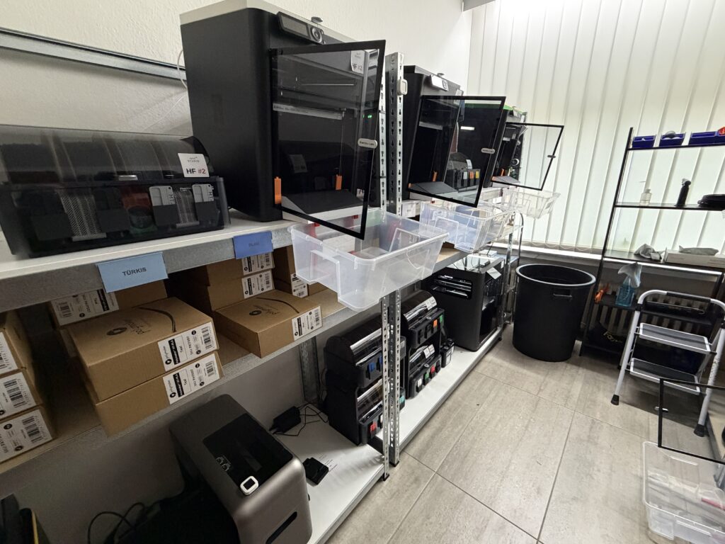 Ein Blick in die heiligen "Hallen". Das Material hat einen kurzen Weg bis in den Drucker.