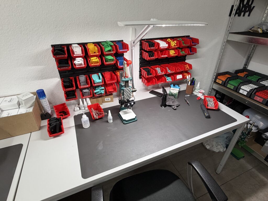 Der finale Zusammenbau erfolgt in klassischer Handarbeit.