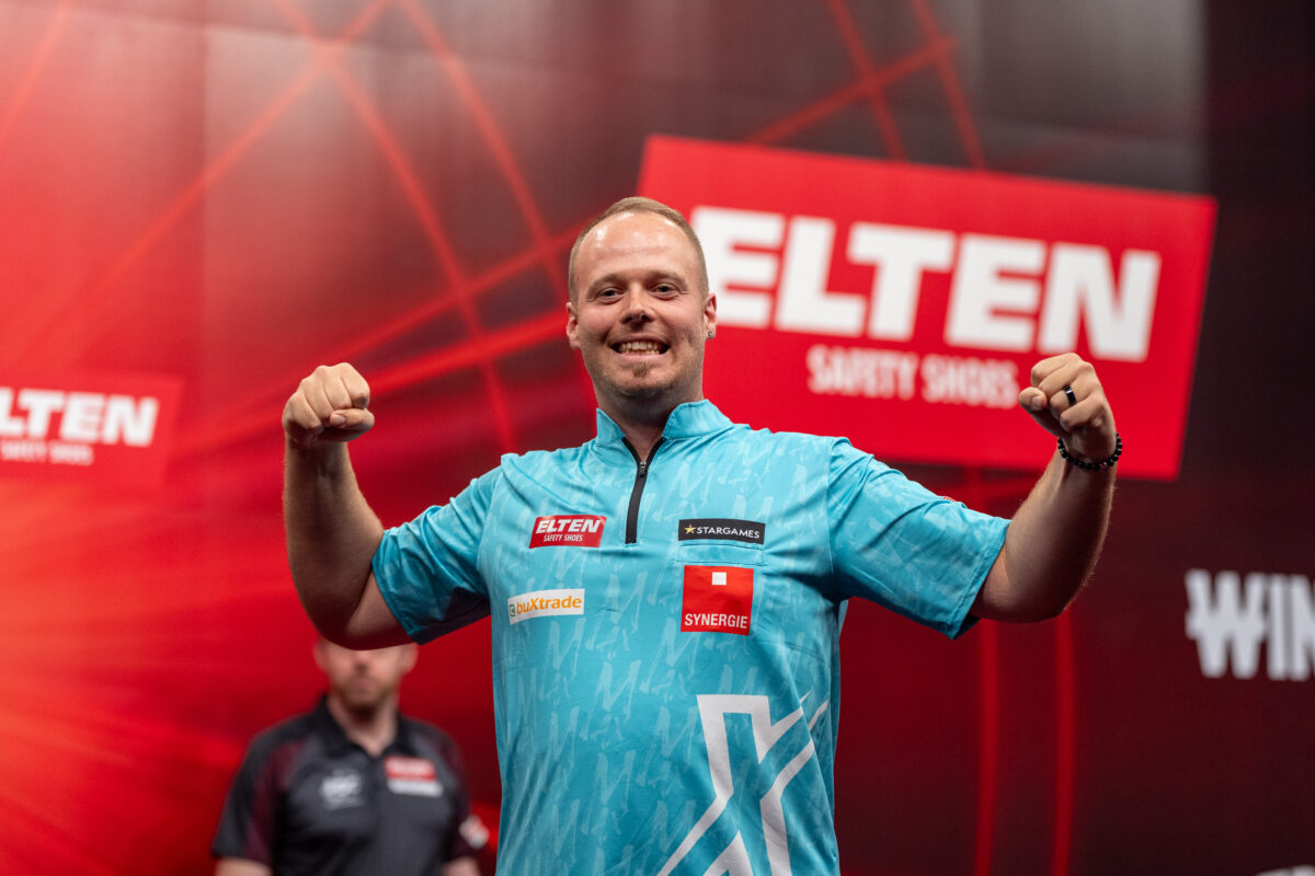 Max Hopp steht nach einem Sieg &uuml;ber Rob Cross in Runde 2