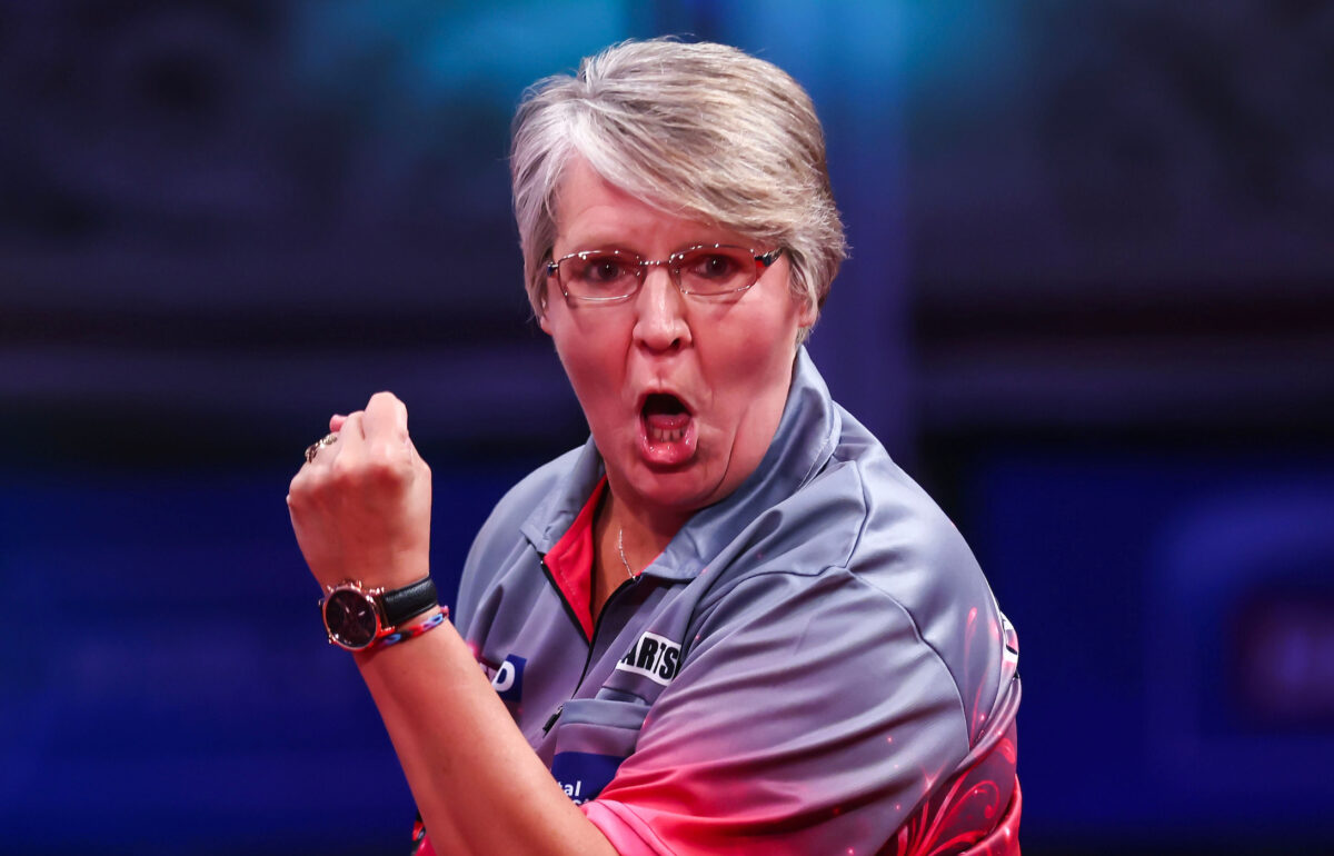 Lisa Ashton, hier beim Women's World Matchplay, wird auch bei der Weltmeisterschaft wieder auf der Bühne sein.