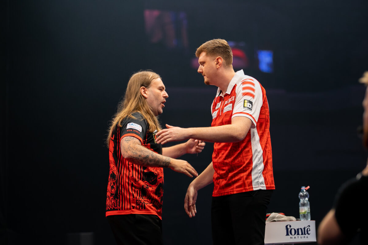 Niko Springer kann nach einem 4:6 gegen Ryan Searle seinen Titel bei der Hungarian Darts Trophy nicht verteidigen