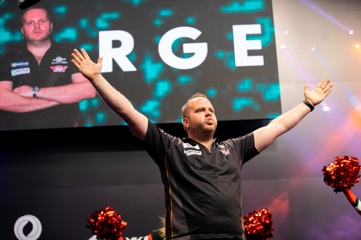 Dirk van Duijvenbode sorgte gegen Luke Humphries f&uuml;r die &Uuml;berraschung des Abends
