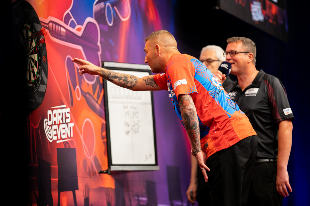 Nathan Aspinall wird morgen der Gegner von Michael van Gerwen sein
