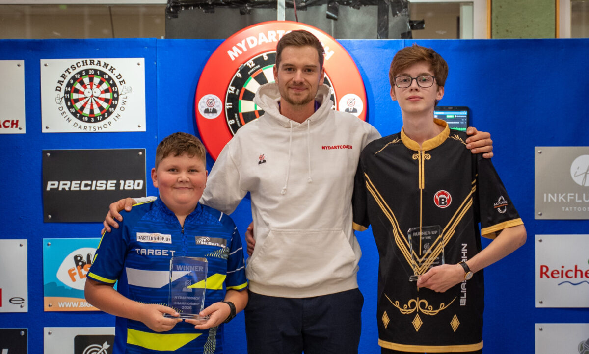 Veranstalter Micha Wattenberg (Mitte) wird flankiert von Sieger Ben Schneider (links) und Finalist Elias Jahn (rechts).