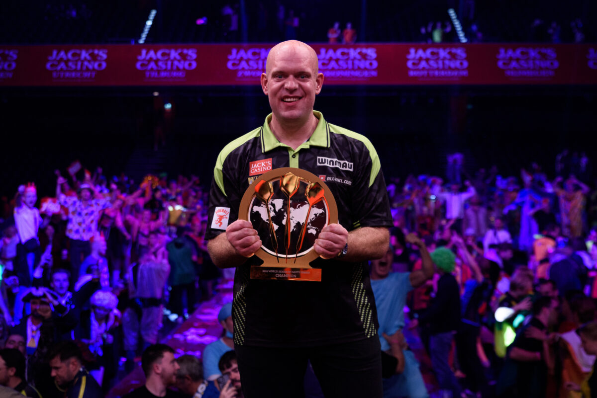 Michael van Gerwen hielt im letzten Jahr zum sechsten Mal die Troph&auml;e in der Hand.