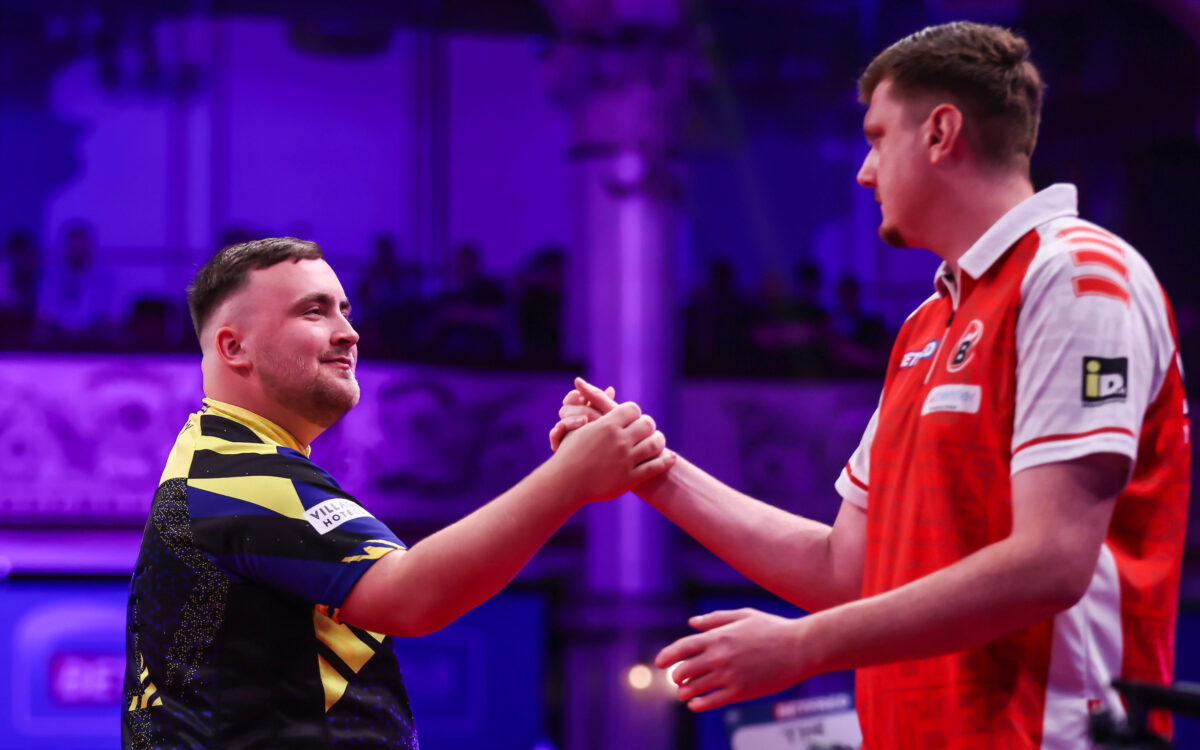 Damit es wie hier beim World Matchplay 2026 zum Duell mit Luke Littler kommt, muss Niko Springer an Martin Homola vorbei.