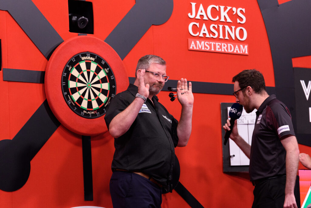 James Wade überstand gegen Damon Heta einen Matchdart