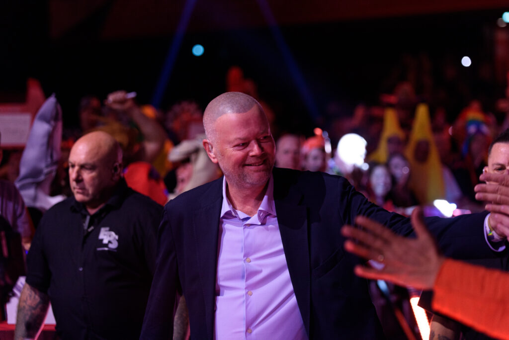 Raymond van Barneveld bekam vor Heimpublikum einen Walk-on und fungierte im Anschluss auch als Experte
