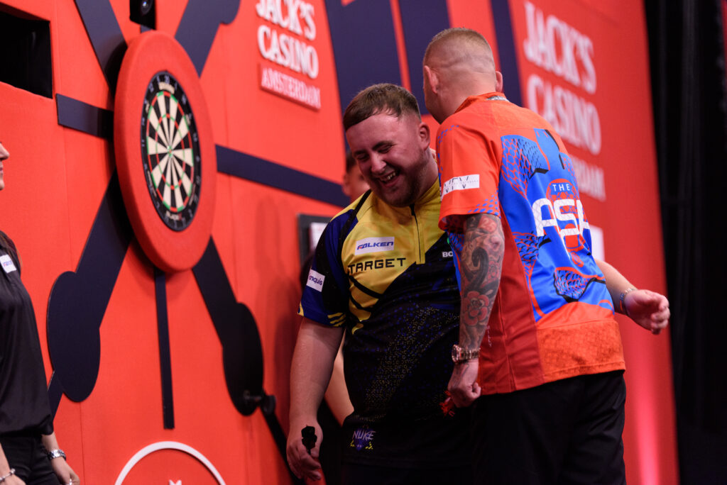 Luke Littler hatte nach einem 12-Darter im Decider gut lachen