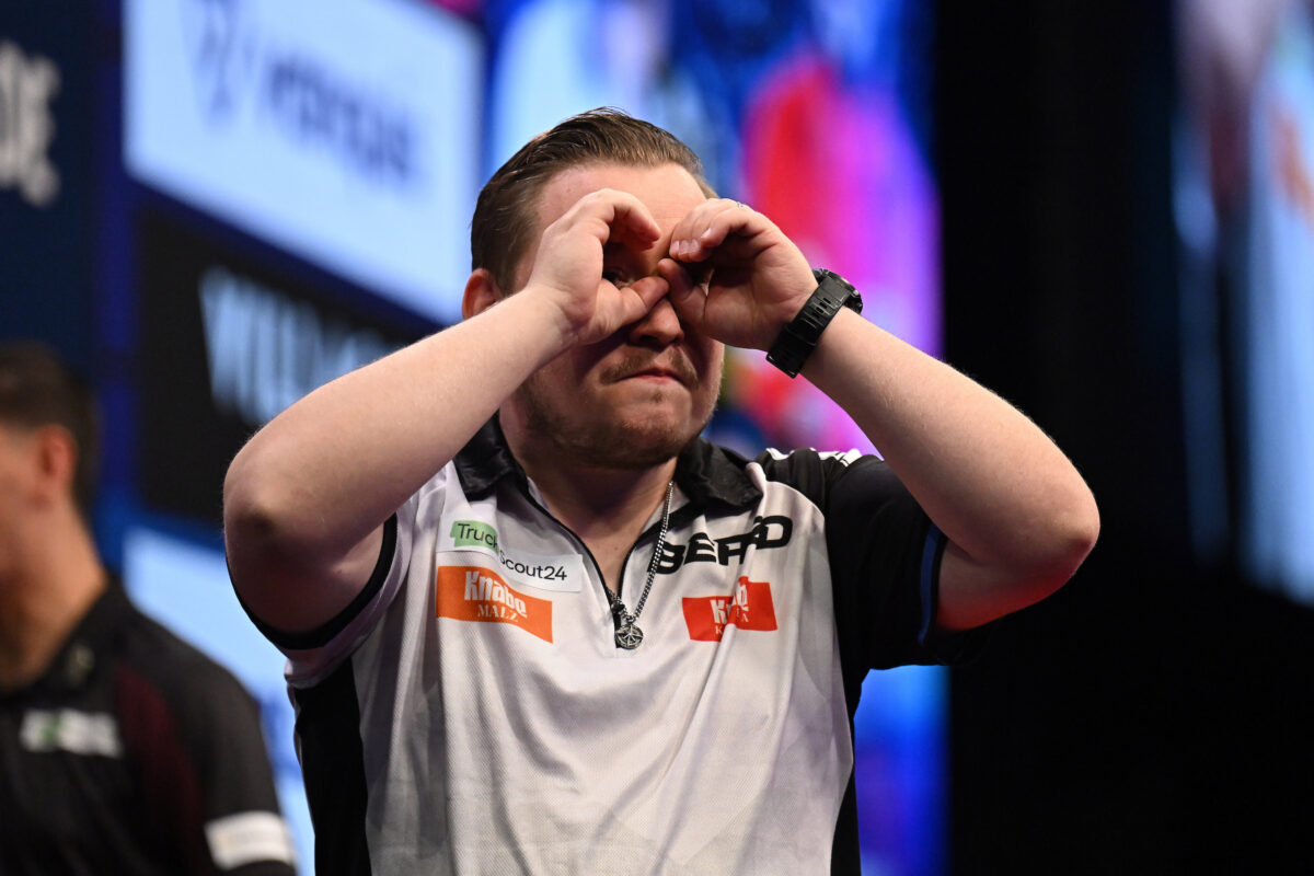 Schaut genau hin: Martin Schindler hat mit seiner wohl besten Major-Performance das Halbfinale in Dortmund erreicht.