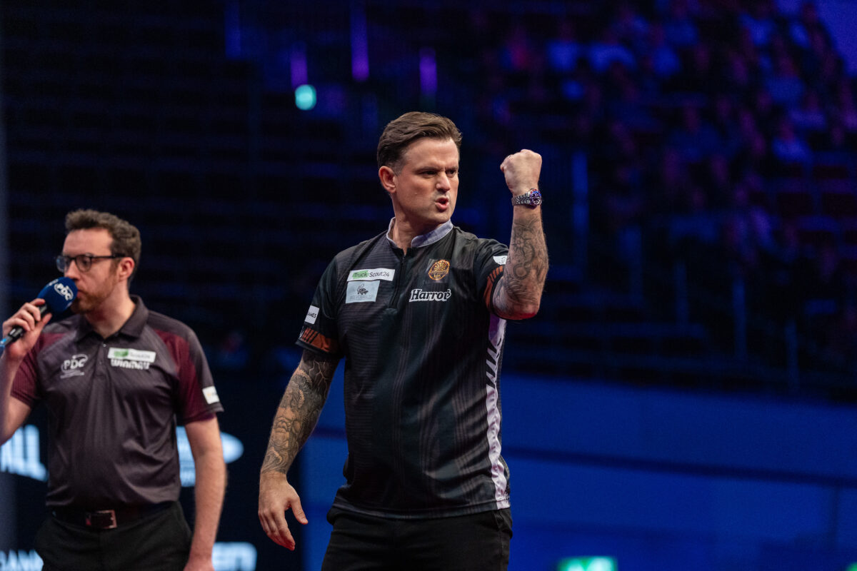 Nach dem 9-Darter am Donnerstag nimmt Luke Woodhouse Titelverteidiger Gian van Veen aus dem Turnier
