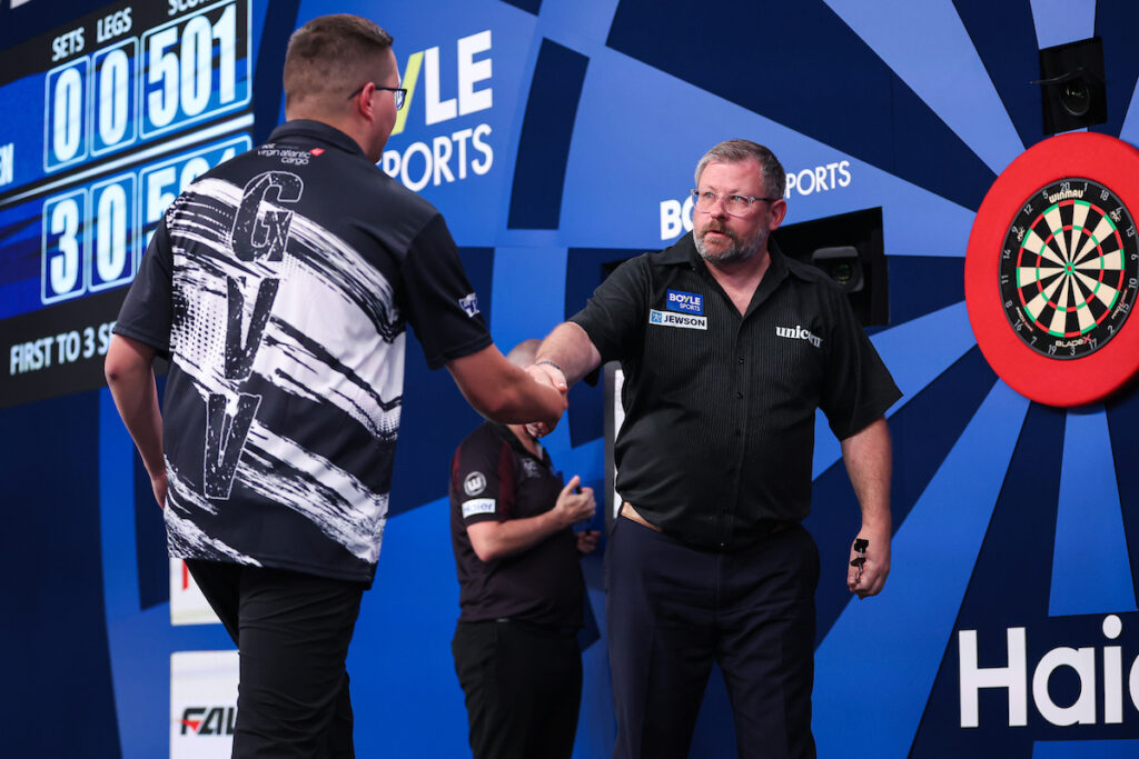James Wade bezwingt Gian van Veen