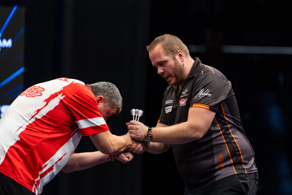 Mensur Suljovic &uuml;berzeugte sportlich bei seinem 6:1-Sieg &uuml;ber Dirk van Duijvenbode